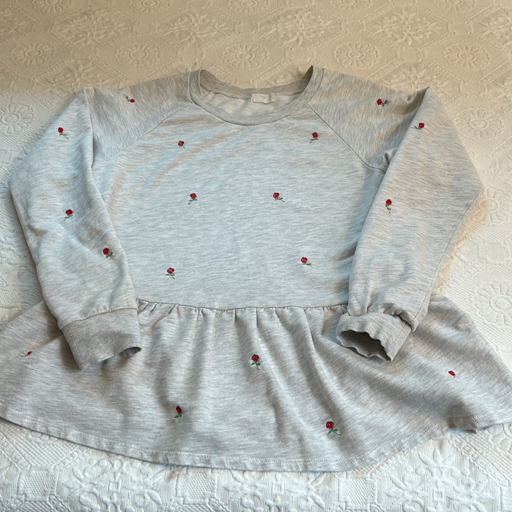 rose bud top on heather grey top with peplum . T.LA
